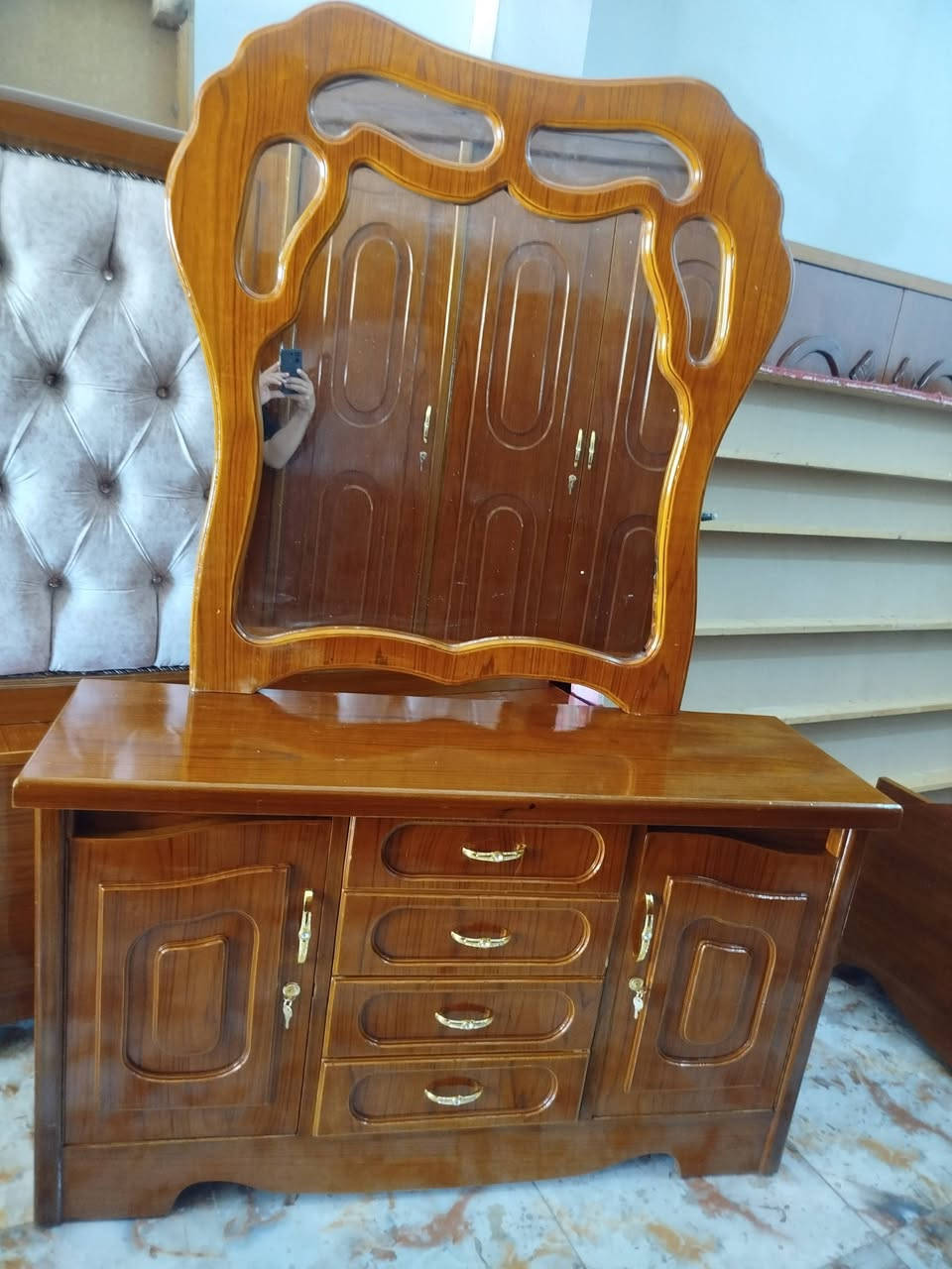 غرفه أم خمسة تزكام للبيع 
ضهر جرجوبه داخل وخارج صاج
العنوان العزه القديمة 
***********
