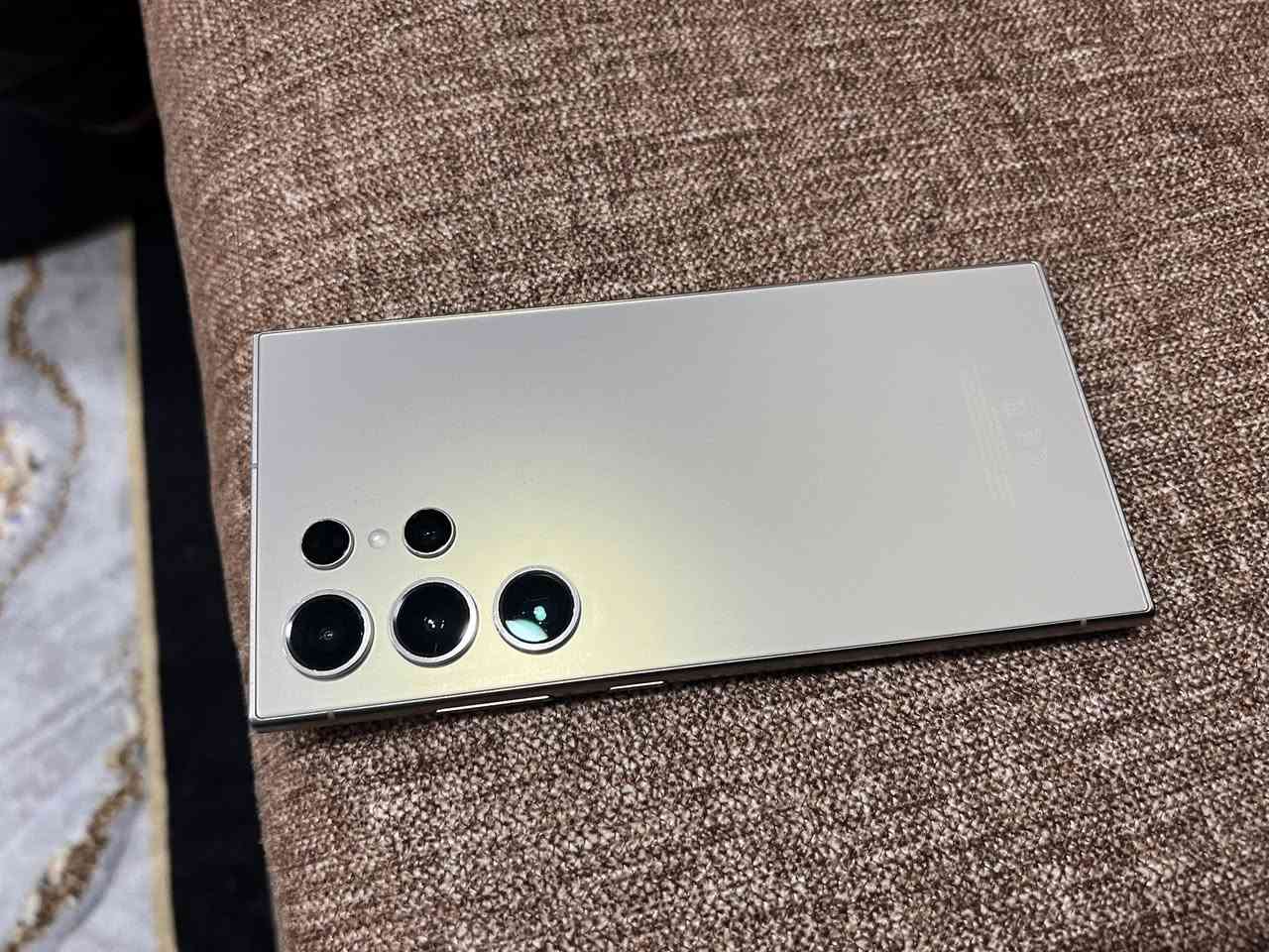 السلام عليكم سامسونج S24 الترا لون تيتانيوم كفاله عامه الجهاز ما مفتوح ذاكرة256
هاتف/ ***********
