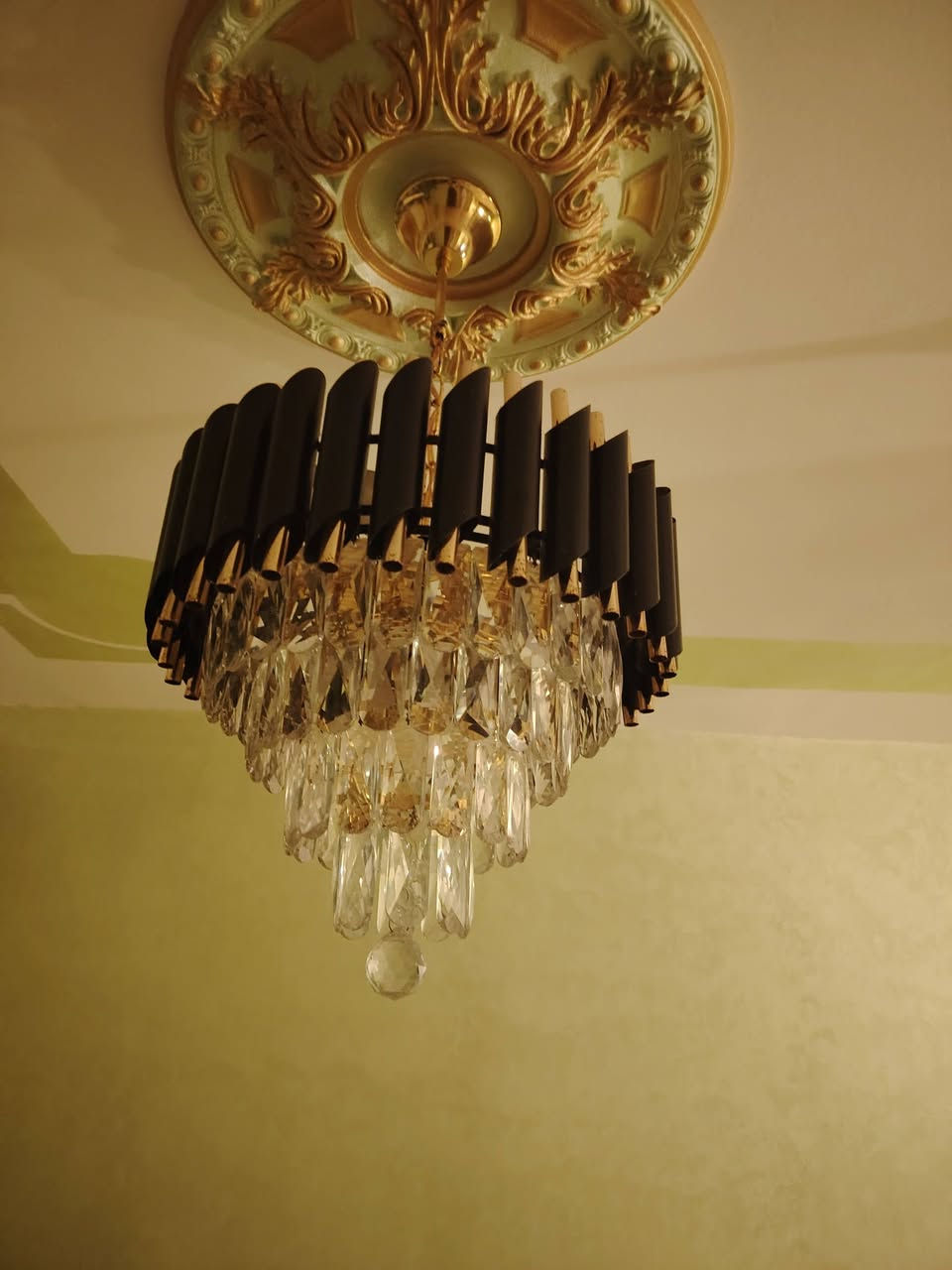 سلام عليكم ورحمة الله وبركاته 
عندي ثريات سقفية جدارية سيت كامل موديل حديث 
النظافة 100٪ نوع ممتاز . 
السعر : 350 الف .
العنوان : حي أور / سبع قصور /شارع أبو أحمد /قرب اسواق نصير .
للأتصال على الرقم : *********** أو أتصال واتساب.
