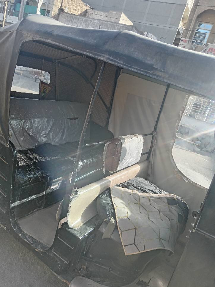 تكتك 18 معمرة دوس امامي وخلفي كهربائيات شغالة اوراق موجودة 7 بس مكاتبة التكتك مكفولة من السرقه فقط مكينه مجفته شغالة گبل للشارع ***********
جوة الاربعة مابيع مامتواجد ع الفيس 
مكان بغداد الجديدة بغداد, العراق
