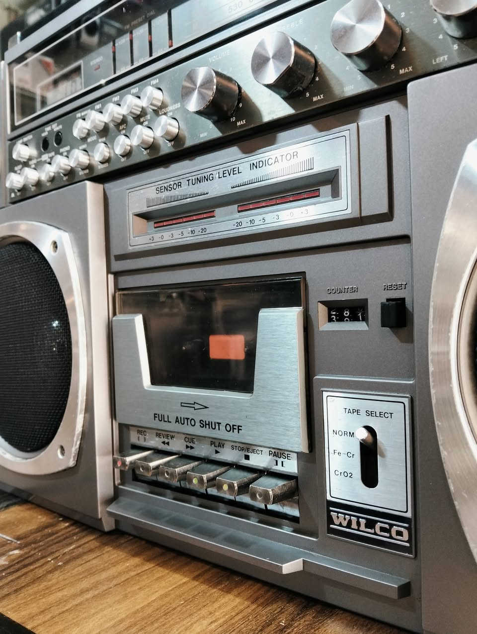 من نوادر الاجهزه اليابانيه
راديو مسجل ماركة ولكو WILCO 
صناعه ياباني صنع سنة 1983 
الجهاز بلادي غير داخل تصليح 
موجات الراديو FM MW SW LW 
سحب ممتاز للمواجات المذكوره 
اريل او هوائي عدد 2 مع خاصية حجز المحطات 
المسجل تقديم ترجيع عداد كاسيت شغال 
أناره لشاشة الموجات مع ساعه الكترونيه 
تحكم بالصوت BASS
الجهاز كبير الحجم وثقيل الوزن 
أبعاد الجهاز عرض 53 سم ارتفاع 30 سم 
يوجد فديو بالمنشور يوضح التشغيل 
للحجز المراسله على الخاص


**إذا كنت صاحب هذا الإعلان وتريد حذفه لأي سبب، رجاءا أرسل رسالة إلى الدعم الفني**