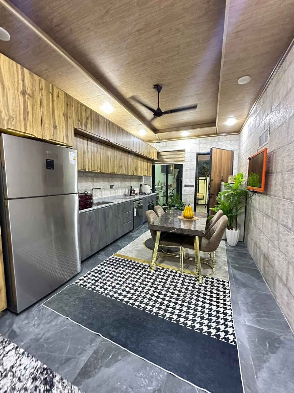 ◀️ دار للبيع 🏡 أو معارض 
 بناء حديث بتصميم هندسي ممتاز 

🏡موقع مميز ومكان هادئ👉

◀️ حي الفيصلية    (خلف فندق مودرن بلازا  ) 

 ◀️مساحة / 200 متر  واجه 7,5متر 

◀️الطابق الأراضي غرفتين نوم+ مطبخ+  هول  + استقبال+  صحيات + وكراج  

◀️الطابق الثاني  غرفه نوم+ وصحيات بلكونه + هول 
+مخزن 
◀️سند طابو  مستقل 

◀️ للاستفسار الاتصال 

    ☎️ ***********
☎️ ***********
ستقبل عقاراتكم و طلباتكم على الارقام اعلاه او مراسلة صفحتنا او زيارة المكتب
