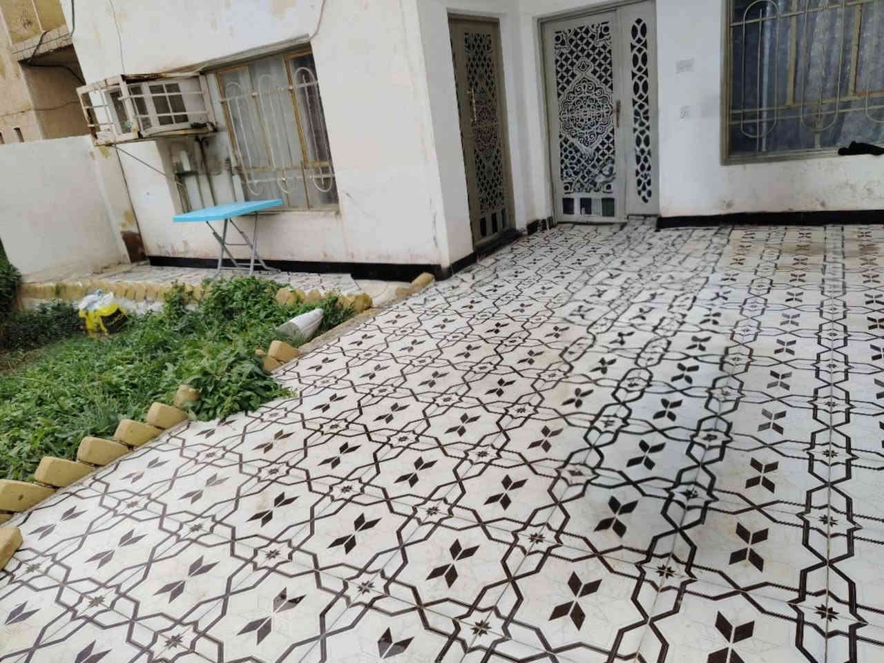 بسم الله الرحمن الرحيم
دار سكن للبيع للبيع في حي الصدر بناء نضيف وعالي عن الشارع 
المساحه /200 متر طابق واحد
يتكون من غرفتين واستقبال ومطبخ وصاله وصحيات داخليه وخارجيه وباقي التفاصيل مراجهة مكتب الاصالة للعقارات ***********
