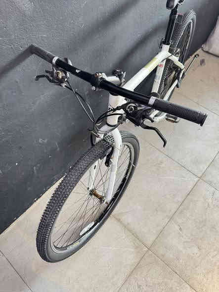 السلام عليكم اخواني  عندي هذي الماركة     (DUNLOP) غني عن التعريف حجم 29 جبلي قياس M معدنه المنيوم ماشه حديد  صنع تايوان علم بريطانيا عليهاا مختومه سستم شيمانوا تورني 3/7 تيرات كنده الدراجة بلادي  سعرها 250 الف وبي مجال الاستفسار *********** خاص مفتوح عنواني موصل معرض الفهد تتوفر خدمة توصيل لجميع محافظات العراق وتحياتي
