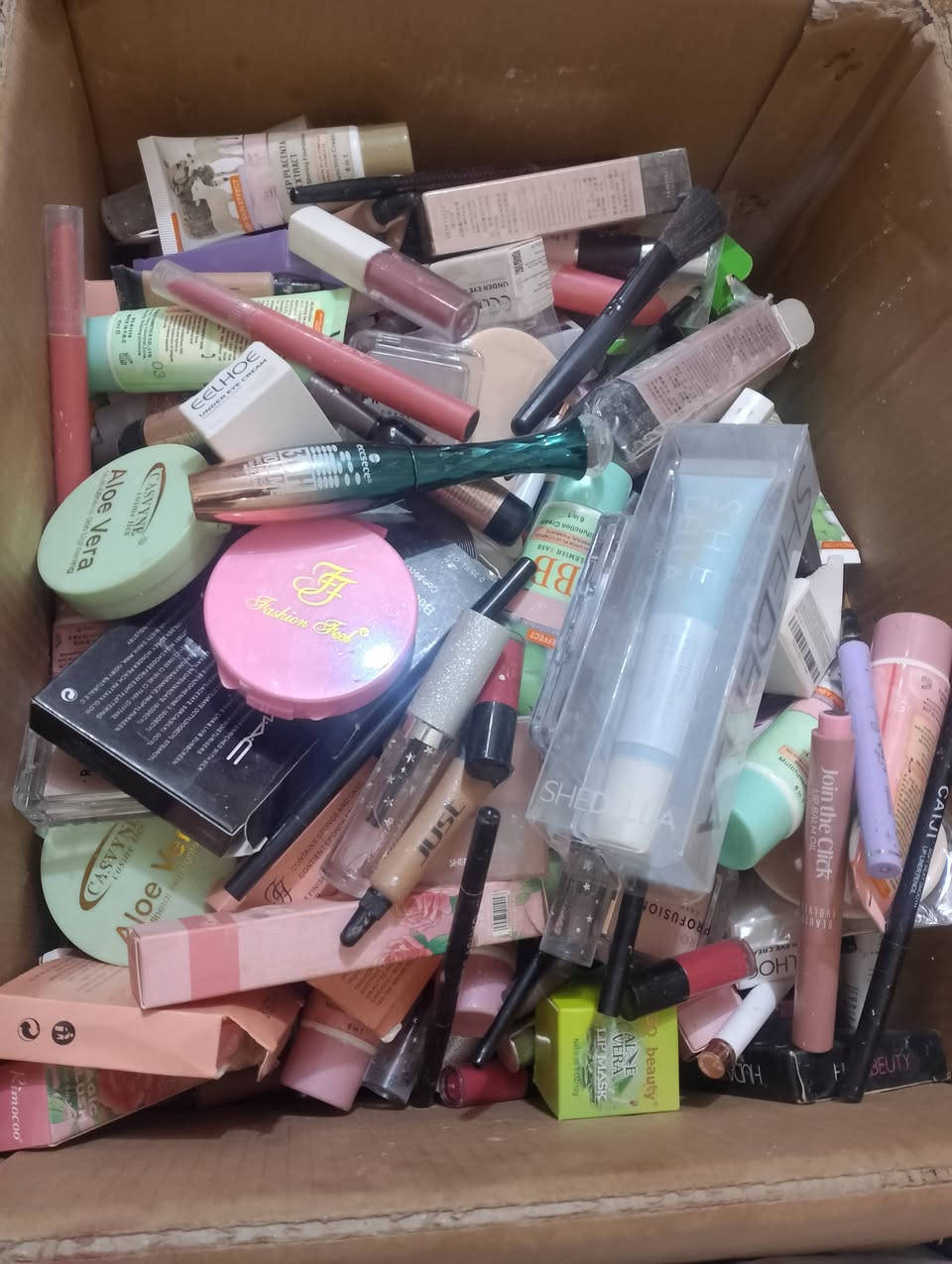 تصفية كارتون مكياج اكثر من 180 قطعة ب50 وبي مجال باقي التفاصيل خاص او واتساب *********** شلعة شلعه تصفيه
