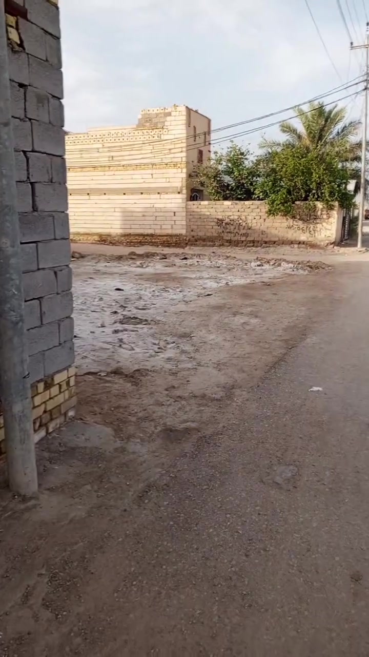بيت زراعي للبيع نزلت ال صحن مقابيل حي الجوادين عمود 46 شارع التبليط عوزه تشطيب لبخ ومخمر وسراميك وعكادة دوانيه وبيتونه بي غرفا ملبوخا كاعيته صبابا ماي ومجاري وكهرباء ومولد بيتي مساحة 92 متر 26 وبي مجال ***********
