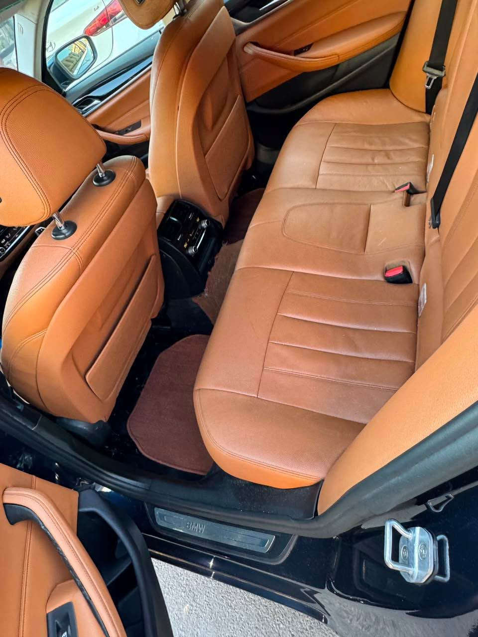 ‏للبيع BMW حجم 520 i وارد خليجي سيارة جديدة جدا فول مواصفات مكينة أربع سلندر Turbo المرغوبة وكالة باسمي رقم سليمانية فقط بها قطعة صبغ واحدة الباب الخلفي موديل 2018 للبيع السعر 140 ￼ ورقة الاتصال *********** مكان السيارة بغداد السعدون بغداد, العراق
