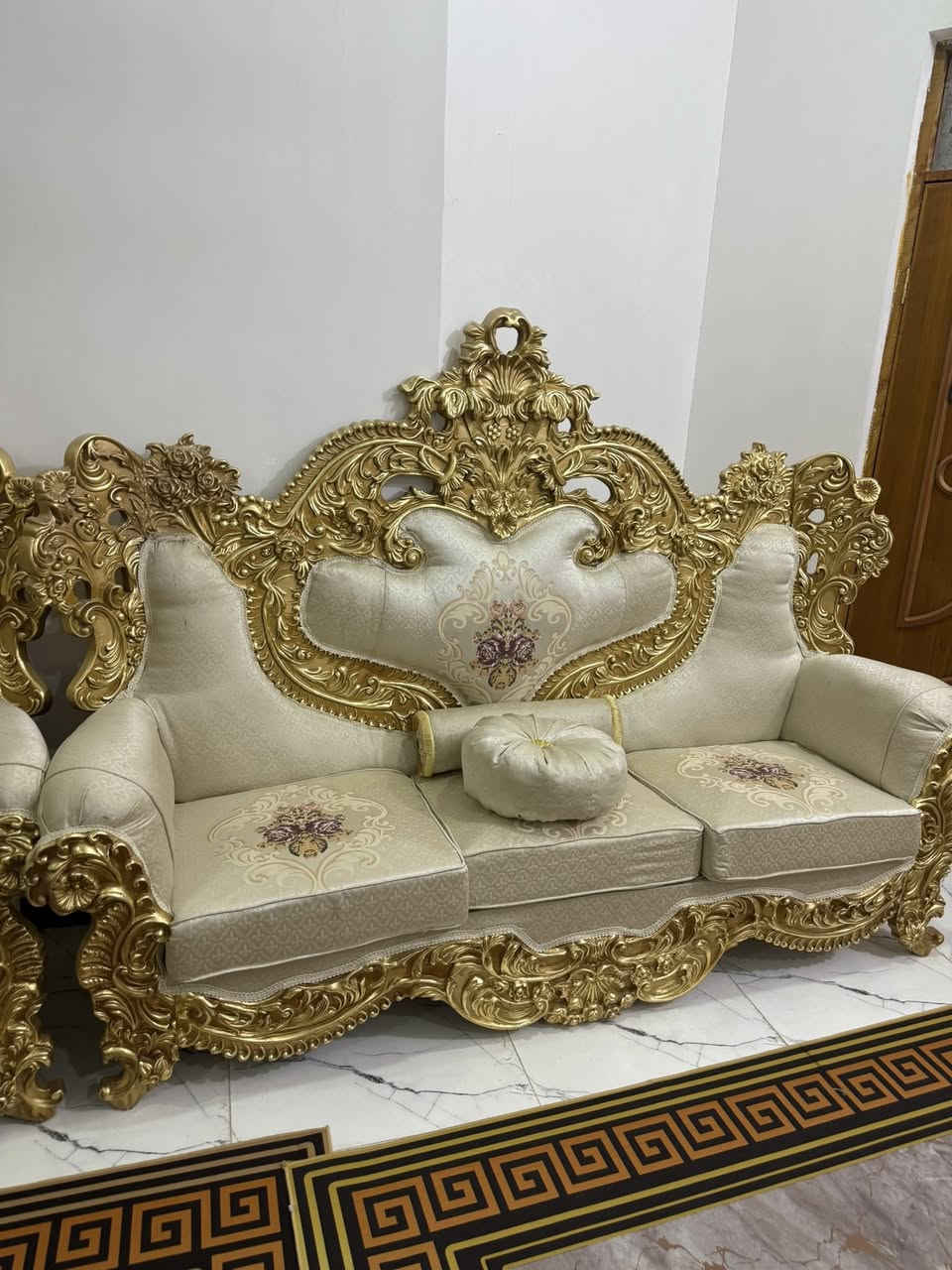 تخم قنفات ملكي 
مع طبلات سيت كامل وكوشات
السعر ( مليونين و150 الف )
جديد صارله شهرين 
مكاني الناصرية
السعر (مليونين و150 الف )
للتواصل ***********
