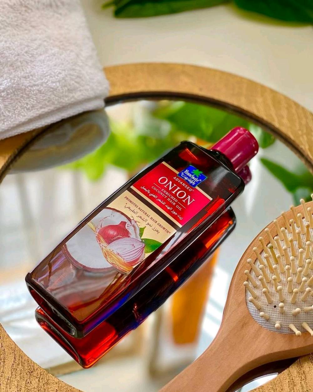 زيوت باراشوت أدفانسد الهندية  مجموعة من الفوائد المتخصصة للشعر، حيث يركز كل نوع على معالجة مشاكل معينة بفضل تركيبته الغنية بالمكونات الطبيعية. 

تتضمن المجموعة زيوتًا غنية بمكونات مختلفة مثل اللوز، الحبة السوداء والحناء، البصل، وإكليل الجبل. كل نوع مصمم لمعالجة مشاكل شعر محددة، مثل زيادة النعومة واللمعان، تقوية الشعر، السيطرة على تساقط الشعر، أو الحصول على شعر طويل وقوي. ويستخدم زيت جوز الهند كقاعدة لهذه الزيوت لخصائصه المغذية والمرطبة التي تعزز صحة الشعر وتساعد في إصلاح التلف

فوائد زيوت باراشوت أدفانسد
زيت جوز الهند الغني بالبصل: التحكم  مصمم خصيصاً للمساعدة في تقليل تساقط الشعر.و ينشط جذور وبصيلات الشعر للمساعدة في نمو صحي وطبيعي.و يغذي فروة الرأس ويقوي خصلات الشعر لجعله أكثر قوة.

زيت جوز الهند الغني باللوز:
يمنح الشعر نعومة فائقة ولمعانًا جذابًا. يحتوي على فيتامين E ويرطب الشعر الجاف والمتقصف بعمق، ويخترق حتى 10 طبقات من الشعر.
يسهل تسريح الشعر ويقلل من التجعد.

زيت جوز الهند الغني بإكليل الجبل:  يساعد في الحصول على شعر أطول وأكثر كثافة وقوة بمرتين.و تعمل الخصائص المعززة لزيت إكليل الجبل على تقليل تساقط الشعر بفعالية.و يحتوي على مضادات أكسدة طبيعية تحمي الشعر من التلف الناتج عن التلوث.

زيت جوز الهند الغني بالحبة السوداء والحناء: يهدف إلى تقوية الشعر من الجذور إلى الأطراف ومنحه مرونة ولمعانًا صحيًا.و الحبة السوداء تساعد في تقليل تساقط الشعر وتعزيز النمو الصحي.و ترطب الحناء الشعر بعمق وتمنع جفافه.
#الاصلي المنشأ هندي 
السعر 10 الاف 
يوجد خدمة توصيل لجميع محافظات العراق 4الاف