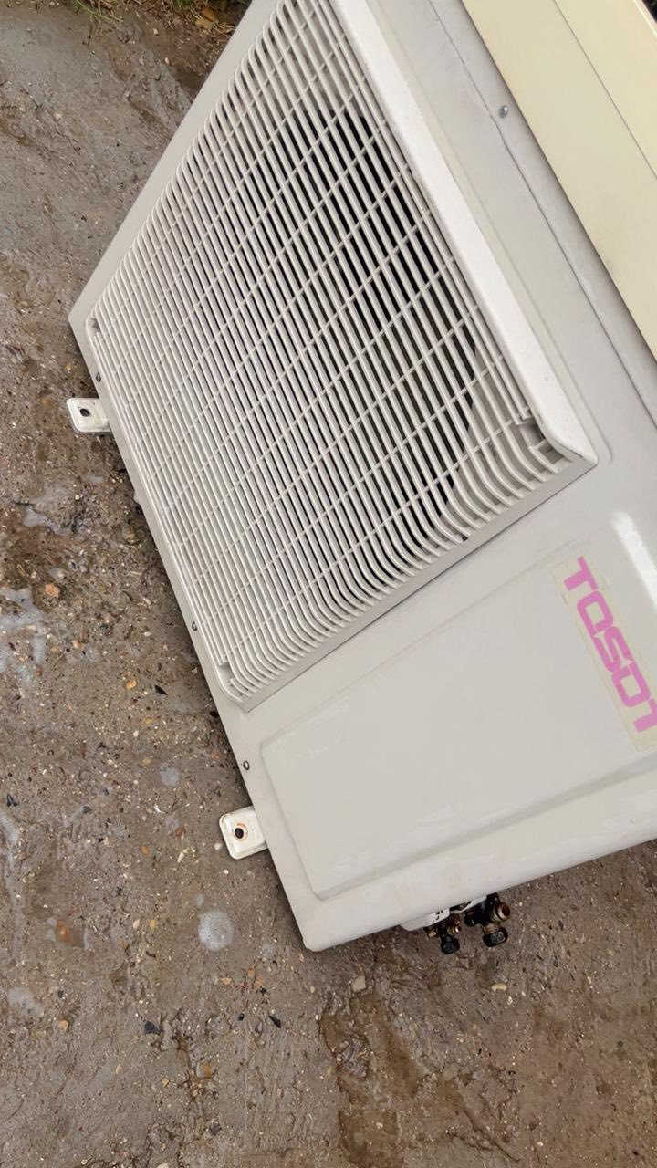 السلام وعليكم اخوان للبيع سبلت نوع توسوت الاصلي  2 طن غاز مفول وعل فحص نفخ نضافه90/100 احلى من الصور بهواي كفاله من فتحت البرغي تبريده ثلج ❄️☃️🧊+ تدفئه 🔥🐦‍🔥❤️‍🔥 كامل ملحقاته بواري جدد وايرات ريمونت حديده السبلت غازه مالت الشركه مقفول مغسول وجاهز  جيب وشد السبلت تجي تاخذة من باب بيتي وياه ضمان على الفحص كامل مكمل راديتراته صفر بعدهم التوسوت معروف بتبريده ودفعه القوي
ملاحظة : السبلت مابي فلاتر بس هاي نقص الباقي كامل 
السعر : 400 وبي مجال 
 الموقع : بغداد شارع فلسطين
للاتصال : ***********
