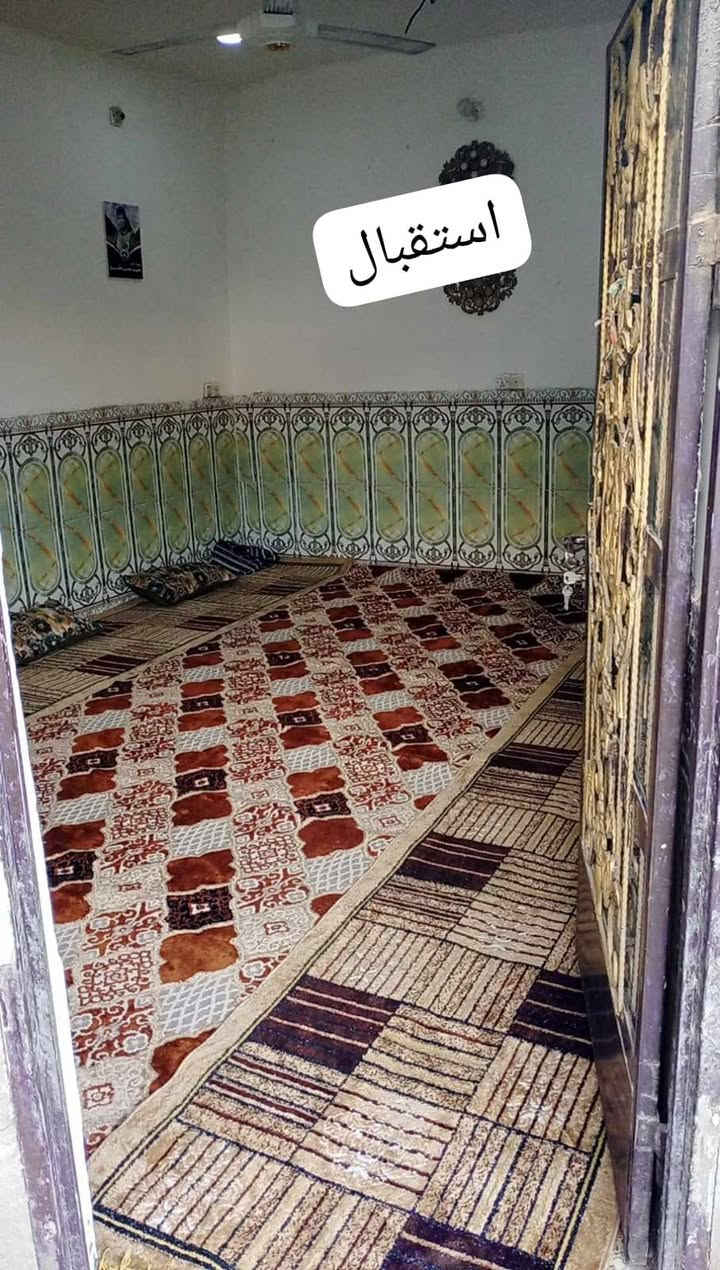 بيت للبيع بالدوانم مقابل صوره السيد  بالشارع الي بصف شارع حسن باتول مساحته ١١٠متر كامل بناء حته السطح شتايكر حمامين داخلي وخارجي نقصه بس الصاله بياض نضيف ومرتب والتبليط بالباب مجاري ومي وكهرباء كلشي 

للاستفسار الاتصال ع رقم ***********
