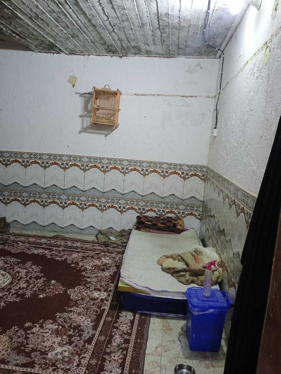 السلام عليكم عدي بيت بل الجزيرة بزين العابدين بل بدايه بكاع فحام  كلش قريب عل ربع سايدات مساحته 150 بيه ثنين غرف او ديواتيه وصاله مطبخ وصحيات بيت سكفه صبابه كله سراميك كهرباء جديد سعره 65 بيه مجال  ***********
