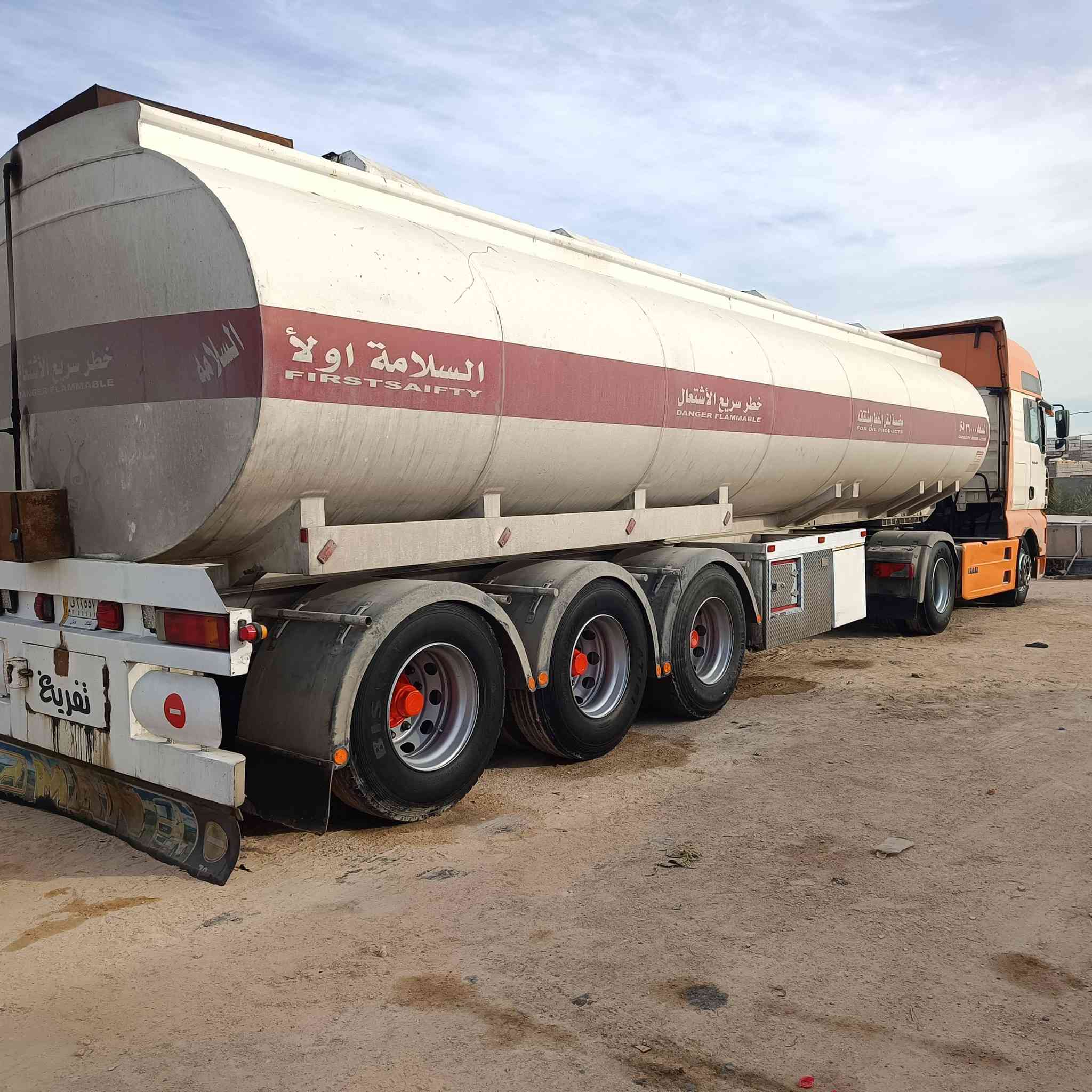 سلام عليكم
الاسد للبيع موديل 2004 اصل سياره جاهزه گير عادي فيتيس تانكي شغل بغداد رقم بغداد 3 لوحات تكيال دوره جي بي اس منضومة بويلر سياره شغاله وجاهزه  مكينه 460 بم ونوزل قبل سنه مجفته لابخار ولاصرف شرط صبغ ضربه كفاله اسعر 250 وبيها مجال 

***********/ ***********
