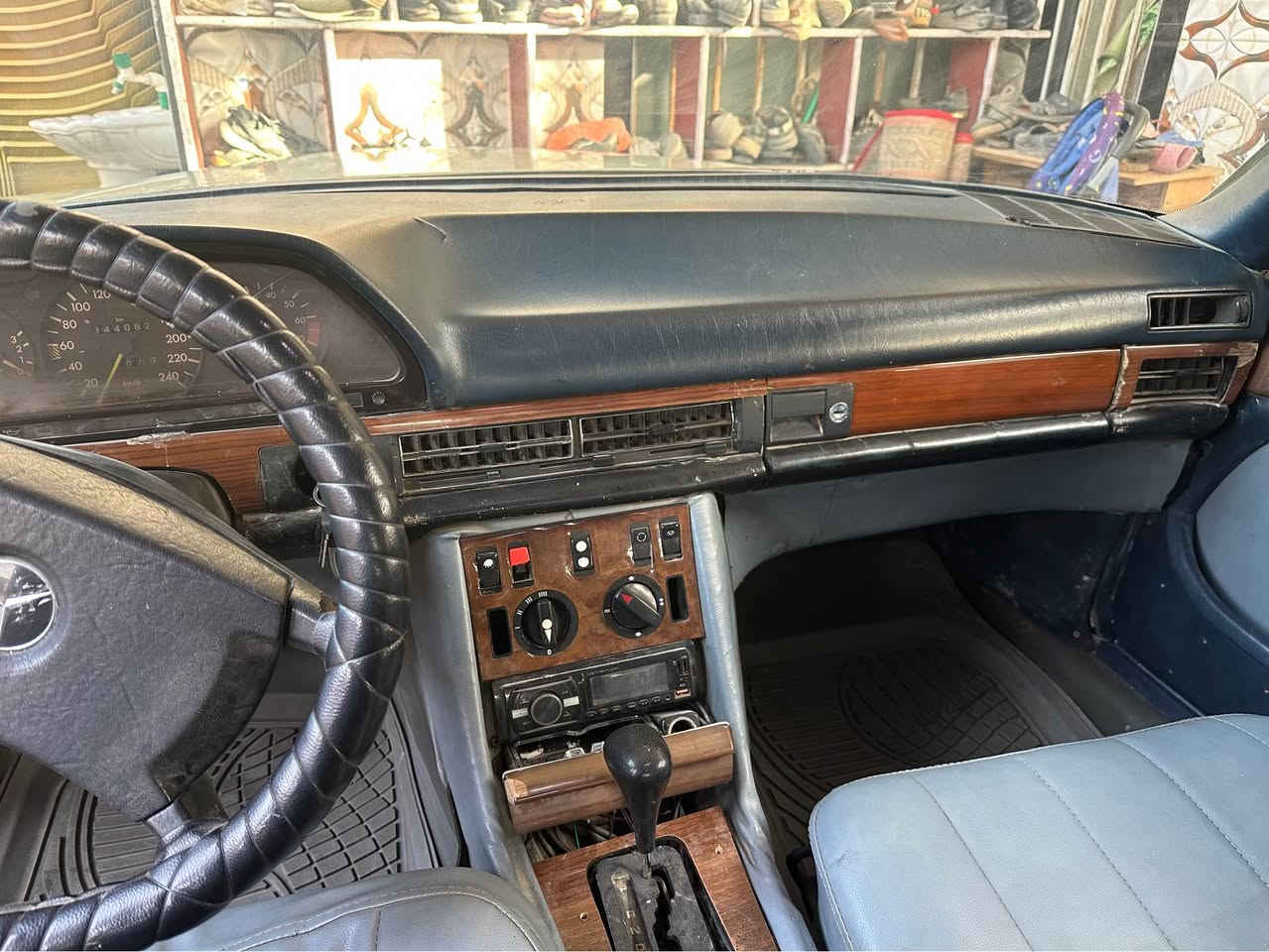 السلام عليكم 
مارسدس جامبو 280
مديل 1983
مصبوغه عام جماليه 
مكفوله من الضربه القويه او الجفيه 
مكينه وكير 3000 ديلكو محوره 
الگير بي ضعف (ابيع كير كايم ) بس شغال يمشي 
رقمها حله سنويه لل ٢٠٣٠ بأسمي 
تريد تحويل تريد وكاله 
جام كله كهربائي 
تبريدها شغال بس هم شوي ضعف يعني اله تمشي السيارة يلا يذب بروده 
تخم تاير جديد فقط واحد ممبدل الباقيات كلهن جدد هسة مبدلهن باتري جديد حداده نافضها اكثرها (80%) 
مكانها بصره قضاء المدينه
سعرها 43 وبيهة مجال بسيط وبخدمة الشراي 
رقمي *********** 
وهم الخاص مفتوح البصرة, العراق
