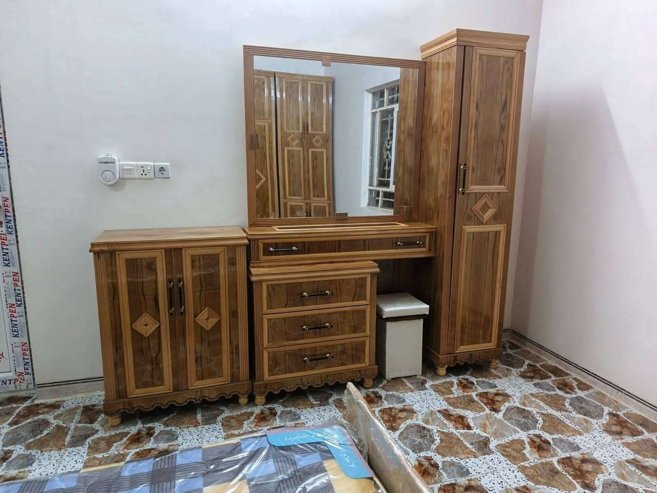 غرفه نوم مستخدم نضيفه ٣٠٠ قفل بس شراي يتصل الموشراي ليتواصل مكانهه بغداد ابو غريب
*********** واتساب متوفر وخط متوفر
