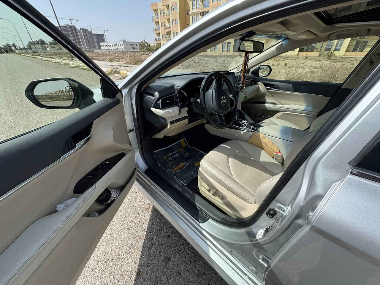 السلام عليكم
للبيع كامري  
موديل 22 
فىة GLE X
وكالة خليجيه ( عبدالطيف جميل ) 
جايه فوول مواصفات 
اخوان السياره فول من حساس التاير لفتحت القماره 
داخل اوف وايت 
سبير بعده ع وضع الشركه
محرك 2500cc تنفس طبيعي طبعا 
حساسات كامره 
شاشه وسطيه برده خليفه 
كشنات كهرباء 
السياره ماشيه 48 كيلوو
وباقي مواصفات الكامري المعروفه 
اخوان السياره بيه رصعه بالجاملغ الخلفي الايمن 
وبيه شكم شخط بالدعاميه للامانه
السعر ب230 ورقه وبيه مجال حك الجيه
مكان السياره بغداد ورقم بغداد
تحويل مباشر ثاني يوم
واي استفسار اني حاضر

***********

***********
( محمد الصعب )
