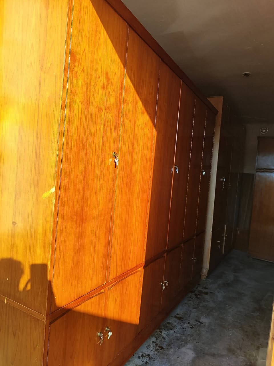 السلام عليكم #كلاريات مقبطه ويرهم #كنتور 6 باب 3متر  العمق 70 نضيفات حيل حيل ما بيهن اي عيب خشب صاج داخل خارج 
#الرقم ***********
