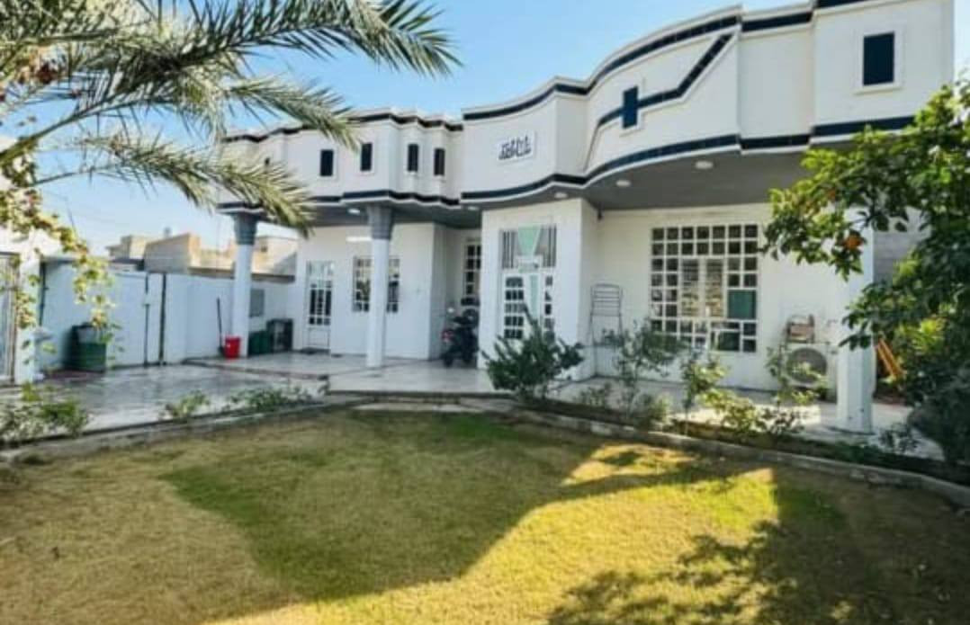 دار البيع فلوجة قرب جسر الثالث يبعد عن شارع ستين الخدمي دقيقتين المساحه 400 سند زراعي 25 مفوض بطابو دفعت رسومات معامله كامله بس استلم سند طابو صرف شارع 12 متر سعر 120رقم صاحب البيت ***********
