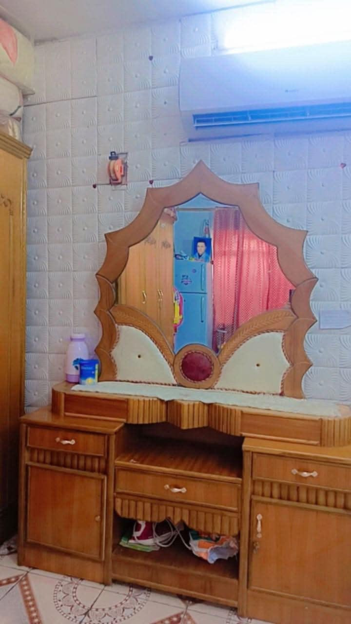 غرفة أخشاب نوم تزكام 5ابواب الكنتدور 
سرير نقشة فراشة ميز تواليت نقص فقط زاويه ملابس 
السعر/800بيها مجال 
العنوان/حله محيزم القديم 
موبايل/***********
