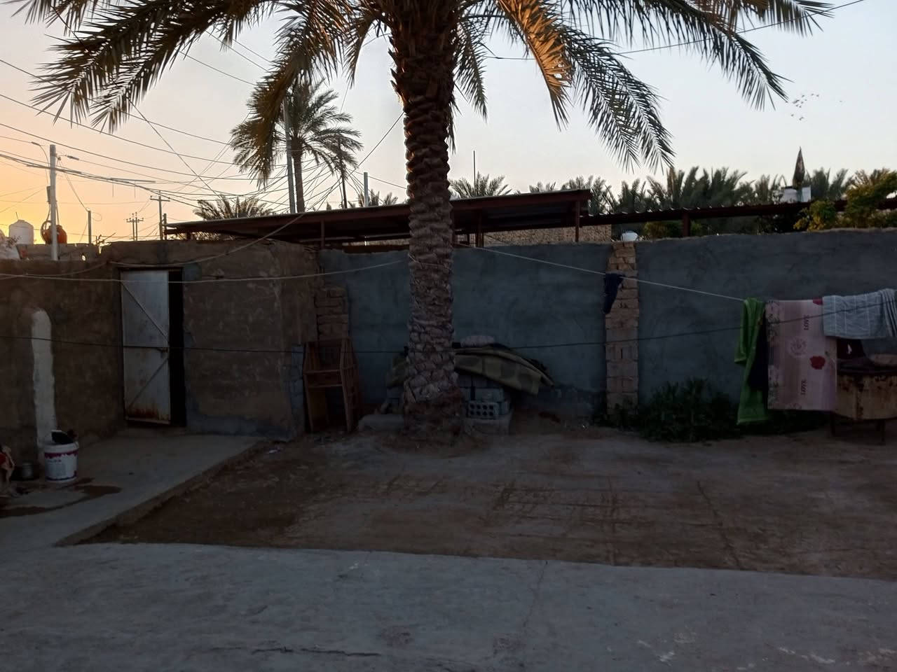 المساحه 250متر
البناء غرفه مطبخ صاله صحيات خارجيه
مجاري كامله مولده كهرباء انترنت ضوئي 
ميزانيه 
البيت مفوض بالطابو  
مقابل مخبز مهند 
فرع البزل 
للاستفسار اكثر ***********1
