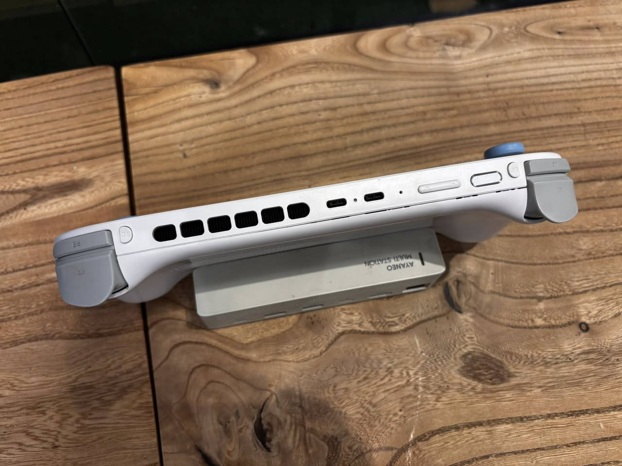 AYANEO 2S للبيع  
الجهاز بحالة ممتازة جداً ونظيف، مناسب للألعاب الثقيلة والـ PC Gaming المحمول.

المواصفات:
- Ryzen 7 7840U
- RAM 64GB
- SSD 2TB

المرفقات:
- شاحن شاومي أصلي 90W

السعر:
1,000,000 دينار عراقي

للتواصل:
***********
