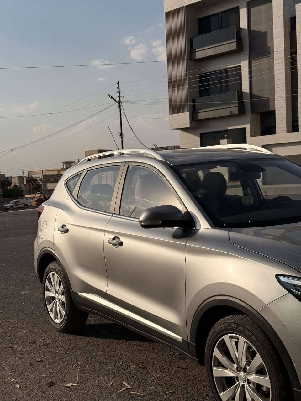 بسم الله الرحمن الرحيم
‎ للبيع MG ZS موديل 2025 

MG ZS 2025 بحالة الوكالة، سيارة تجمع بين الأناقة، الاعتمادية، والاقتصادية في استهلاك الوقود.
السيارة زيرو ماخذها و هسه ماشية (7400 Km)
مبداها دهن مرة وحدة و من الوكالة شرط

‎مواصفات السيارة:

الموديل: MG ZS 2025
 اللون: فضي
ناقل حركة: أوتوماتيك
نظام الدفع: أمامي (FWD)
 عدد المقاعد: 5 ركاب
محرك: 1.5 لتر
القوة: حوالي 118 حصان
استهلاك وقود اقتصادي ومناسب للاستخدام اليومي

‎🔹 التجهيزات والمميزات
‎شاشة لمس متعددة الوسائط
‎دعم Apple CarPlay / Android Auto (حسب الفئة)
‎كاميرا خلفية
‎حساسات خلفية
‎مثبت سرعة
‎تحكم بالمقود
‎بلوتوث و USB
‎مرايا كهربائية
‎نوافذ كهربائية
‎إضاءة LED نهارية
‎جنوط أصلية
‎نظام ABS مانع انغلاق المكابح
‎نظام الثبات الإلكتروني ESP
‎وسائد هوائية متعددة للسلامة
‎نظام مراقبة ضغط الإطارات TPMS

‎📌 حالة السيارة

استخدام نظيف جداً
خالية من المشاكل
جاهزة للاستخدام مباشرة
فحص كامل مرحب به

السعر: [135$]
📍 الموقع: الموصل
📞 للتواصل: ***********

‎سيارة عائلية عملية، مريحة، واقتصادية، مناسبة للمدينة والسفر. فرصة ممتازة لمن يبحث عن سيارة حديثة بمواصفات متكاملة.

#MG_ZS #MG #MG2025 #سيارات_الموصل #للبيع #SUV #عائلية #اقتصادية 🚘✨
