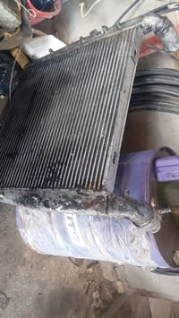 كولر عدد اثنين+ شاحنه بطاريات استخدام قليل للبيع كولر الصغير 150 الف ك...