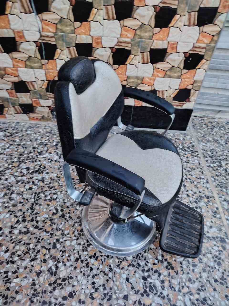 السلام عليكم كرسي حلاقه نظيف شغال مابي اي شي  اريده ب٩٠ وبي مجال مكاني بغداد الشعلة  *********** متواجد واتساب
