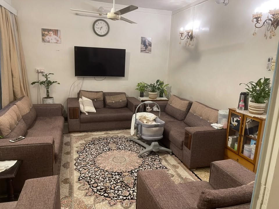 السلام عليكم دار للبيع مساحة 295 طابو صرف منطقة مصطفى راغب موقعه ممتاز بين الجبل و شارع اربعين يبعد تقريب 50 متر عن شارع 40 المنطقة تعتبر قلب مدينه الحلة كلشي قريب عليها البيت بناء قديم بس ينسكن بيه مترمم جزء منه و اكو جزء بناء سنه 2010 البناء طابقين الطابق الاول يحتوي غرفه و صاله و استقبال و هول و مطبخ حار و بارد و مجمع صحيات و الطابق الثاني يحتوي 4 غرف و مجمع صحيات و مخزن سندويج منطقه حلوة خدمات ممتازة ماء كهرباء مجاري بوقت المطر الشارع يعتبر ناشف ميفيض ابد الشارع مقرنص المدارس كلها قريبه جدا من البيت  و روضة متوفره سعر المتر 3 قابل للتفاوض للاستفسار ***********
