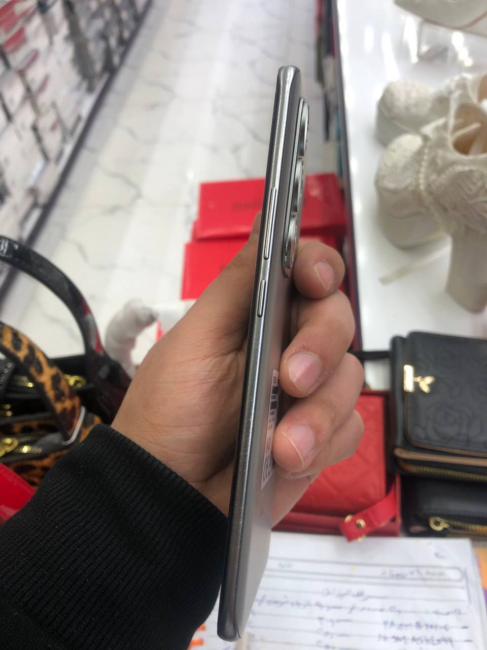 السلام عليكم ورحمة الله للبيع
(تكنو سبارك 40 برو بلس).

​الشاشة:
​نوع: 3D AMOLED (شاشة منحنية الأطراف)
​الدقة: 1.5K (1224x2720 بكسل)
​معدل التحديث: 144Hz (مما يوفر سلاسة فائقة)
​المعالج:
​MediaTek Helio G200 (يذكر أنه "الأول من نوعه في العالم")
​الذاكرة والتخزين:
​يتوفر بخيارين للتخزين: 256GB 
​الذاكرة العشوائية (RAM): 8+8GB
​الشحن والبطارية:
​سعة البطارية: 5200 مللي أمبير
​الشحن السريع: 45W (شحن سلكي)
​الشحن اللاسلكي: 30W (شحن لاسلكي مغناطيسي)
​الكاميرا:
​الكاميرا الخلفية الرئيسية: 50 ميجابكسل (مع دعم التثبيت الإلكتروني للصور - EIS)
​ميزات إضافية:
​مقاومة للغبار والماء بمعيار IP64.
​تقنية NFC (الاتصال قريب المدى).
​نظام تشغيل Android 15 وواجهة HIOS 15.
​بصمة تحت الشاشة (بصري).
​مكبرات صوت مزدوجة مع تقنية Dolby Atmos.
​ميزة FreeLink للمكالمات المجانية بدون إشارة.
مستعمل شهر ونص 
 بيع
السعر 270 وبي مجال
***********
