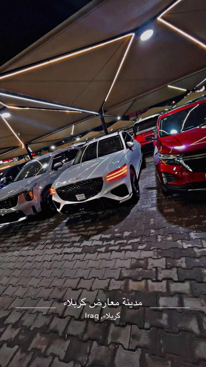 مواصفات Genesis(prestige)
GV70-2025

🔹 المحرك والأداء

• محرك 6 سلندر Twin Turbo

• قوة ممتازة وتسارع قوي ومحسوس

• ناقل حركة أوتوماتيك متطور

• نظام دفع رباعي AWD

• وضعيات قيادة متعددة (Sport – Comfort – Eco – Custom)

السعر395ورقه وبيه مجال🥰🥰⸻

🔹 الداخلـيــة

• مقاعد جلد فاخر مع تحكم كهربائي كامل

• تبريد وتسخين مقاعد أمامية

• شاشة وسطية كبيرة مع نظام ملاحة

• عجلة قيادة رياضية متعددة الوظائف

• نظام صوتي فاخر

• شاشة عدادات رقمية

• إضاءة محيطية داخلية Ambient Light

⸻

🔹 التكنلوجيا والأمان

• رادار ذكي

• مانع اصطدام أمامي وخلفي

• حساسات أمامية وخلفية

• كاميرات محيطية 360°

• نظام البقاء داخل المسار

• تثبيت سرعة ذكي

• فتح وتشغيل بصمة

⸻

🔹 الخارجيــة

• رنجات رياضية ديزاين فاخر

• فتحة سقف بانوراما

• LED أمامي وخلفي كامل

• بصمة Genesis الأمامية (Grille) بشكل أنيق وأسو

--------

� الملاحظات بدون رقم$

• حادث خفيف: بنيد + جاملغ فقط

---------

للاستفسار اكثر زورنا بموقعنا الكائن في

مدينة معارض كربلاء رقم المعرض (25)***********

ا

