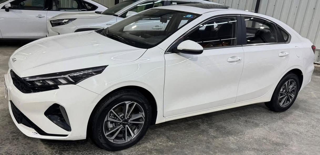 كيا  K3 فووول مواصفات 2024  للبيع
مكفولة كفالة عامة
رقم بغداد
فتحة 
بصمة
محرك 1500 دبل نوزل
ماشية 18
كشنات جلد
شاشة
كامرة
حساسات
مود درايف 
اوتو هولد
سايد بريك بصمة
مري شفط
باقي المواصفات موضحة بالصور
السعر 145 $ وبيهة مجال للاستفسار 
***********
***********
