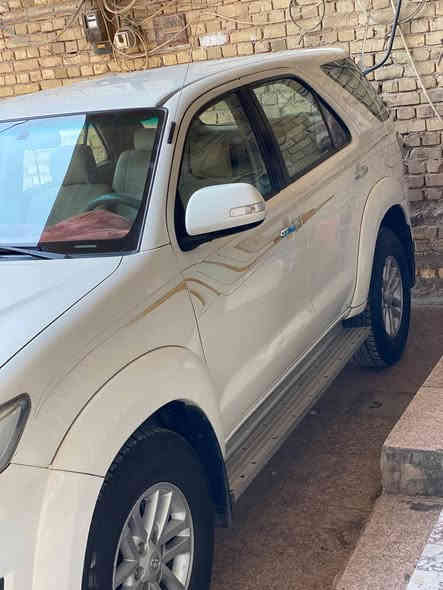 سلام عليكم للبيع تيوتا فورجنر موديل 2012 مكينه 4 سلندر 2700 فور ويل السياره خير من الله تبريد ثلاث قطع ثلج مري شفط حساسات خلفيه تخم تاير جديد السياره بيها بارد بل باب السايق وباب الوره الصدر بس الباقي كفاله سعر 175 بيها مجال حك الجيه رقم ***********
