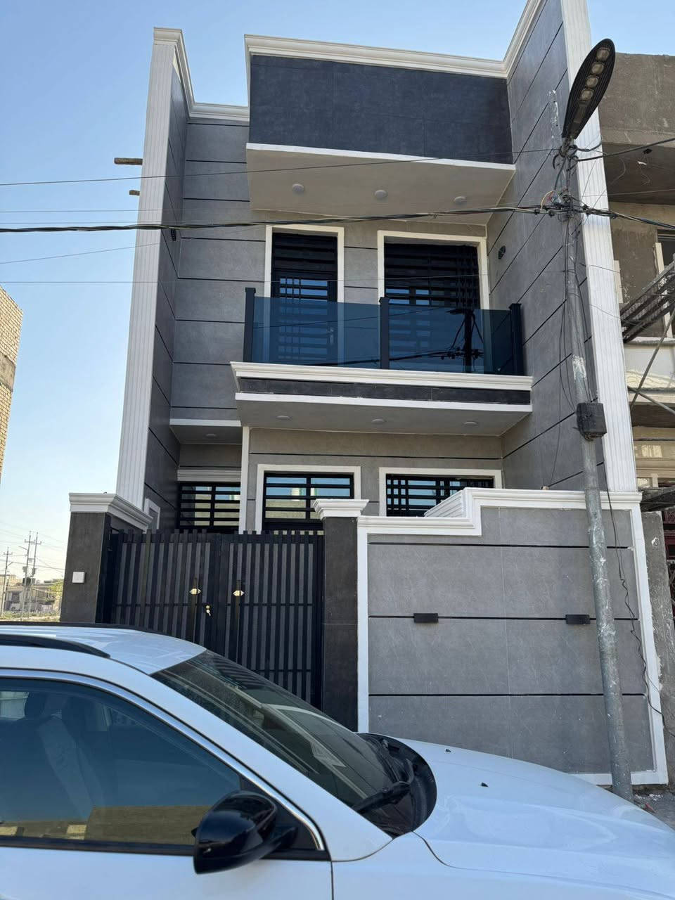 السلام عليكم 
بيت للبيع مساحة 100 متر طابو زراعي 
موقعه ( بكاع بيت بنية فرع 29 على اليمين ).
بناء طابقين شغل فول درجة اولى  السعر 120 مليون وبي مجال للشراي .
الاتصال على الرقم ***********
