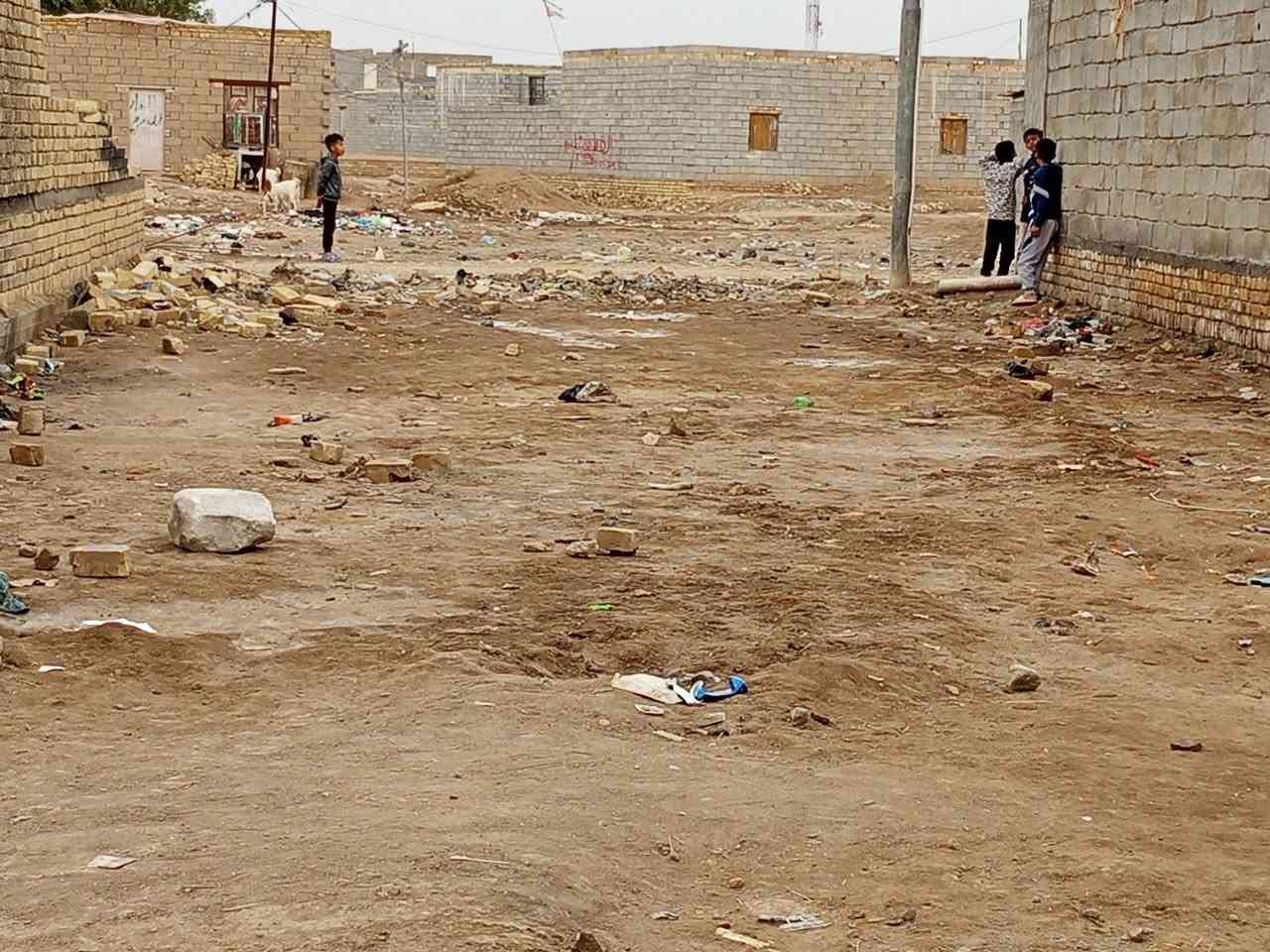 قطعت أرض للبيع بحي عدس مقابيل بيوت علي رشود مساحته 150متر وسعره خاص لي يحب ؤنتصل وسفسار ع رقم ***********
