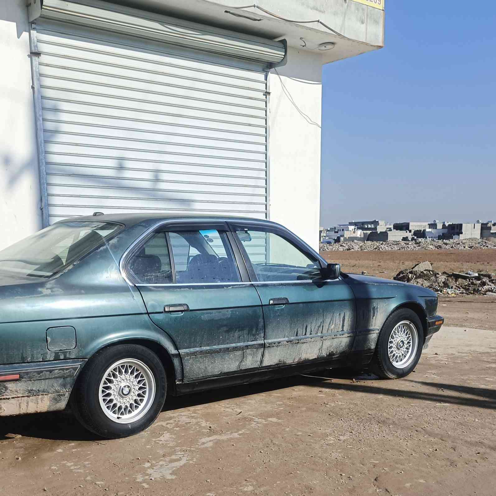 سلام عليكم للبيع او المراوس بمارسدس بي ام 525 اصل موديل92سياره بيها رشات صبغ قليله بلاديه  بلاديه سياره كلها بلاديه دوسات بلاديه كلشي بيها بلادي سياره نضيفه وعلى ايدي عضمتها حلوه مابيها نقص برغي شرط التحويل كوبون بانزين مكاني كركوك اي استفسار ***********
