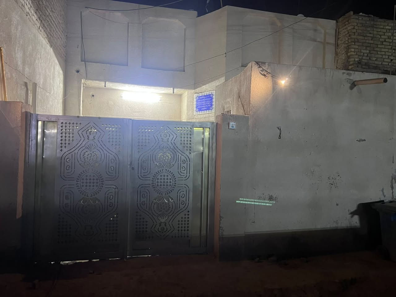 السلام عليكم بيت طابوصرف طابقين ٤غرف صالتين ومطبخ واستقبال وصحيات خارجيه مساحه ١٥٠مترعكاده العنوان حي العسكري بدايه حي الاصدقاء  سنه لبناء ٢٠١١لبيت حرثاني يوم مداورالسعر ٦٨وبي مجال لشراي الاتصال على لرقم *********** لرقم واتساب فقط
