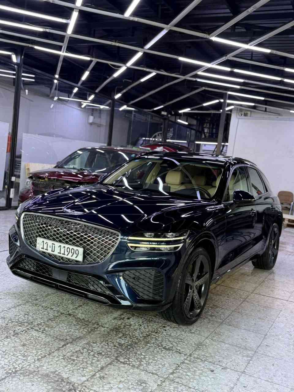 @ Genesis GV70 2023  السعر 3دفاتر60 

• المحرك والأداء

Twin Turbo سلندر 6 محرك •

• قوة ممتازة وتسارع قوي ومحسوس

• ناقل حركة أوتوماتيك متطور

• نظام دفع رباعي AWD

Sport - Comfort -) وضعيات قيادة متعددة •

(Eco - Custom

الداخلية

• مقاعد جلد فاخر مع تحكم كهربائي كامل

• تبريد وتسخين مقاعد أمامية

• شاشة وسطية كبيرة مع نظام ملاحة

• عجلة قيادة رياضية متعددة الوظائف

• نظام صوتي فاخر

• شاشة عدادات رقمية

التكنلوجيا والأمان

• رادار ذكي

• مانع اصطدام أمامي وخلفي

• حساسات أمامية وخلفية

• كاميرات محيطية °360

• نظام البقاء داخل المسار

• تثبيت سرعة ذكي

• فتح وتشغيل بصمة

• الخارجية

• لون  مميز

• رنجات رياضية ديزاين فاخر

• فتحة سقف بانوراما

أمامي وخلفي كامل LED •

• بصمة Genesis الأمامية (Grille) بشكل أنيق وأسو

• الملاحظات : بنيد + جاملغ بدون دواخل 
مكان السياره بغداد الخضراء 
***********
