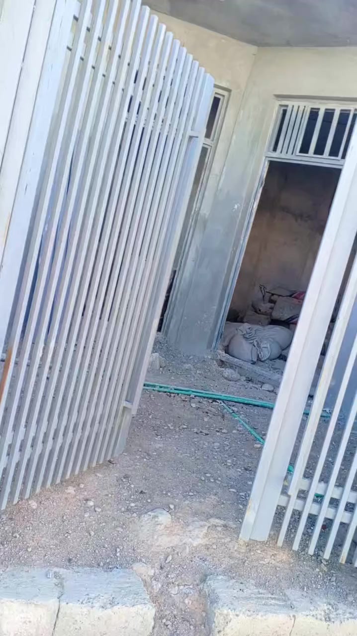 هيكل كامل بأركوازي خلف مدرسه زينب نقوصات بس ارضيه وبياض مثل ما موضح بالمنشور بسعر مناسب.لاستفسار
***********
