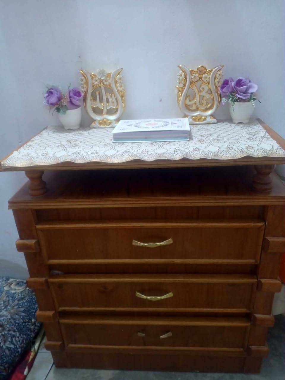 السعر 850 وبيه مجال
العنوان.. 5كيلو قرب جامع حذيفه  *********** مكلف بالنشر غرفه نظيفه ما ابيها اي نقص بس مرايه
