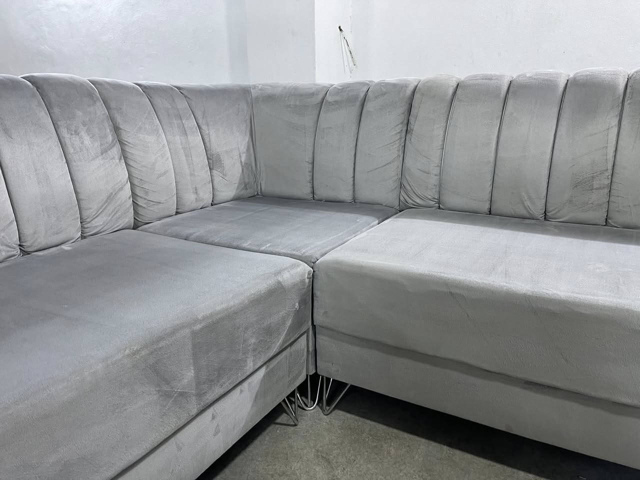 L
هاتینەوە بە ئێڵێکی ناوازە 11نەفەرە
فول دەست کردە و زۆر پاک و خاوێنە 
قاچەکانی هەمووی ئاسنە دیزاینێکی تایبەتی هەیە 
ژم***********
