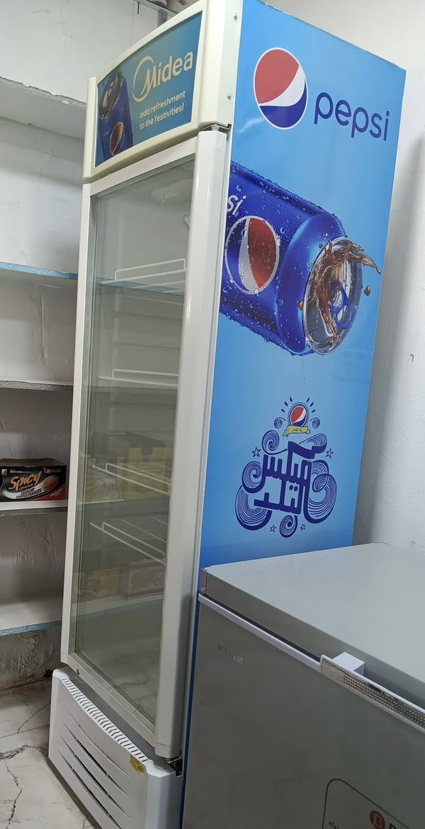 ثلاجة عارضة للبيع فول نظافة ***********
