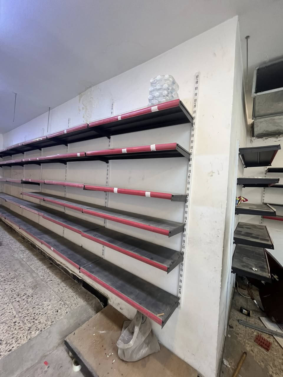 السلام عليكم رفوف تعليك للبيع جدد أنصاف حيل مفصلهن تفصال سعر متر 35 عدد 13متر  الي يحب يستفسر *********** واتساب
