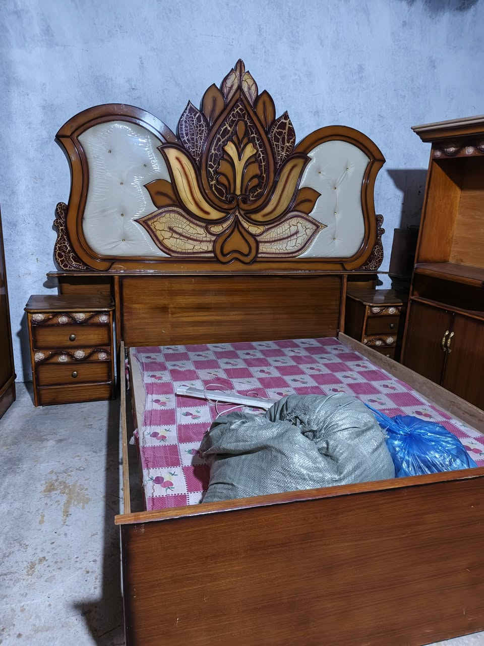 السلام عليكم سوينه تخفيض فد شي بلاسعار الجديده ثلاجات ومجمدات وغسالات أحجام مختلفه أثاث جديد +ومستخدم لل ب ي ع المكان  الطارميه حي الفارس شارع السكلات خلف معارض حجي وليد  السيارات قرب جامع الصديق  للاستفسار خاص او ع رقم الهاتف***********    ؟*********** واشتغل نضام مراوس بغرف أخشاب عراقيه أو كناتير كاونترات ضرر بسيط مو مهم عادي
