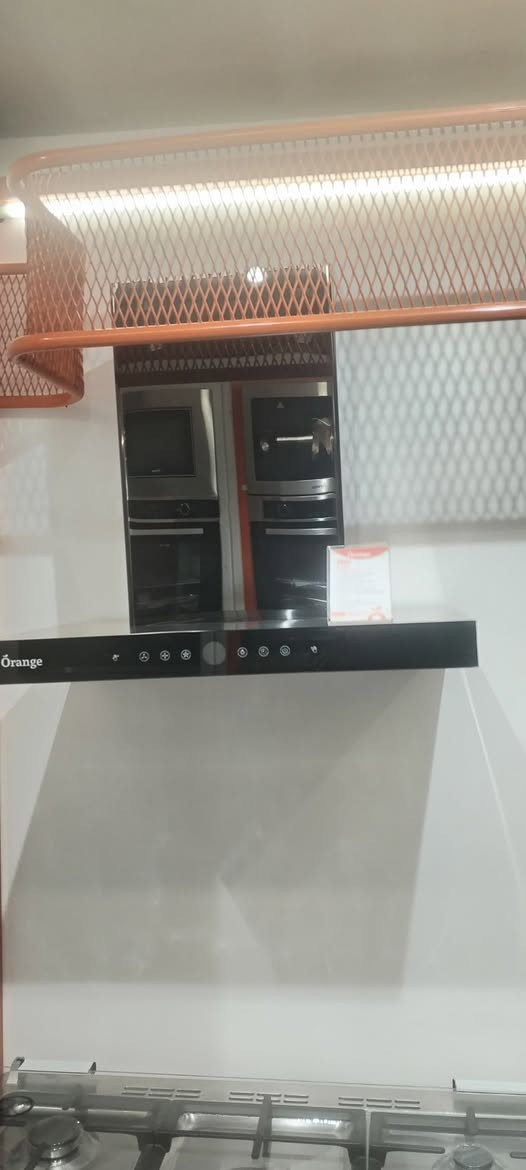 تعد مرشحات هواء أورنج (Orange) حجم 60 سم خياراً ممتازاً للمطابخ العصرية، وتتوفر بموديلات مثل O-60CT-DSC أو TE-OH60T-BG2،

السعر الجديد 265 الف ✅
السعر القديم  285  الف ❌ 

المميزات:
 وتتميز بتصميم أنيق (أسود أو ستيل) وتعمل باللمس مع ميزات التنظيف التلقائي، 3 سرعات، فلتر فحم، ومصابيح إضاءة هالوجين، وتناسب المساحات الصغيرة والمتوسطة بفعالية. 
أبرز مواصفات ومميزات مرشحة أورنج 60 سم:
الأبعاد: 60 سم مناسب للمساحات الصغيرة والمطابخ العصرية.
نوع التحكم: تحكم باللمس (Touch Control) بالإضافة إلى خاصية التحكم عن طريق الموجة (Gesture Control) في بعض الموديلات.
الفلاتر: تأتي مع فلاتر فحمي (لإزالة الروائح) وفلاتر فولاذية قابلة للتنظيف (عادةً 2 أو 3).
الأداء: تنظيف تلقائي (Auto Clean) و3 مستويات سرعة لتناسب كثافة الطهي.
الإضاءة: مزودة بمصابيح هالوجين أو LED لرؤية واضحة أثناء الطهي.
التصميم واللون: تتوفر بألوان مثل الأسود الأنيق أو الستيل المقاوم للصدأ.

تعتبر هذه الشفاطات مثالية للتخلص من الروائح والدهون بفضل قوة السحب العالية وتصميمها الفعال.

للحجز والاستفسار *********** واتساب
للحجز والاستفسار *********** واتساب
للحجز والاستفسار *********** واتساب

تتوفر خدمة التوصيل مجاني كافة مناطق بغداد
