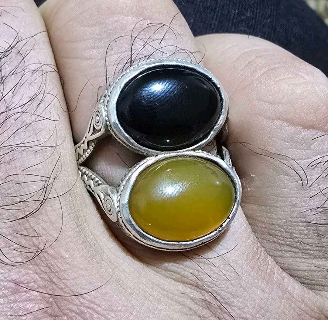 عقيق اصفر + حجر السلوى 
قطعه في منتهى الجمال والروعة 
فضه ٩٢٥
مقاس الخاتم ٢٦ 
للاستفسار والحجز خاص


**إذا كنت صاحب هذا الإعلان وتريد حذفه لأي سبب، رجاءا أرسل رسالة إلى الدعم الفني**