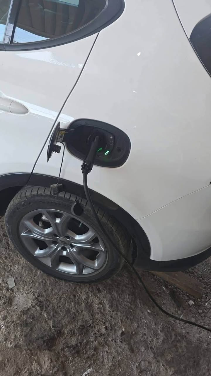 بعد التحيه والسلام 

🔥 للبيع او المراوس– دودج هورنت R/T موديل 2024 🔥

💎 سيارة رياضية هجينة (Plug-in Hybrid) تجمع بين القوة، الأداء، والاقتصاد في استهلاك الوقود.

✅ المواصفات:
• موديل: 2024
• الفئة: R/T
• محرك 4سلندر + محرك كهربائي (Plug-in Hybrid)
• قوة 288 حصان
• دفع رباعي AWD
• ناقل حركة أوتوماتيك 6 سرعات
• ممشى: 66
• اللون الخارجي: ابيض
• الداخلية: أسود

🌟 المواصفات :
• شاشة عدادات رقمية 12.3 إنش
• شاشة معلومات وترفيه 10.25 إنش
• Apple CarPlay وAndroid Auto لاسلكي
• تشغيل بصمة مع مفتاح ذكي
• مثبت سرعة متكيف (Adaptive Cruise Control)
• تحذير مغادرة المسار مع المساعدة على البقاء داخله
• مراقبة النقطة العمياء
• نظام الكبح التلقائي للطوارئ
• كاميرا خلفية
• حساسات اصطفاف
• مكيف أوتوماتيك ثنائي المناطق
• مقاعد رياضية
• أنظمة قيادة متعددة (Hybrid / Electric / Sport / E-Save)
• نظام PowerShot لزيادة الأداء عند التسارع
• مصابيح LED كاملة
• جنوط رياضية ألمنيوم

📌 حالة السيارة:
✔️ فقط جاملغ ايمن 
✔️ السيارة جاهزة ولا تحتاج أي مصروف.

📄 سعرهاب(170) 

رقمي ***********
