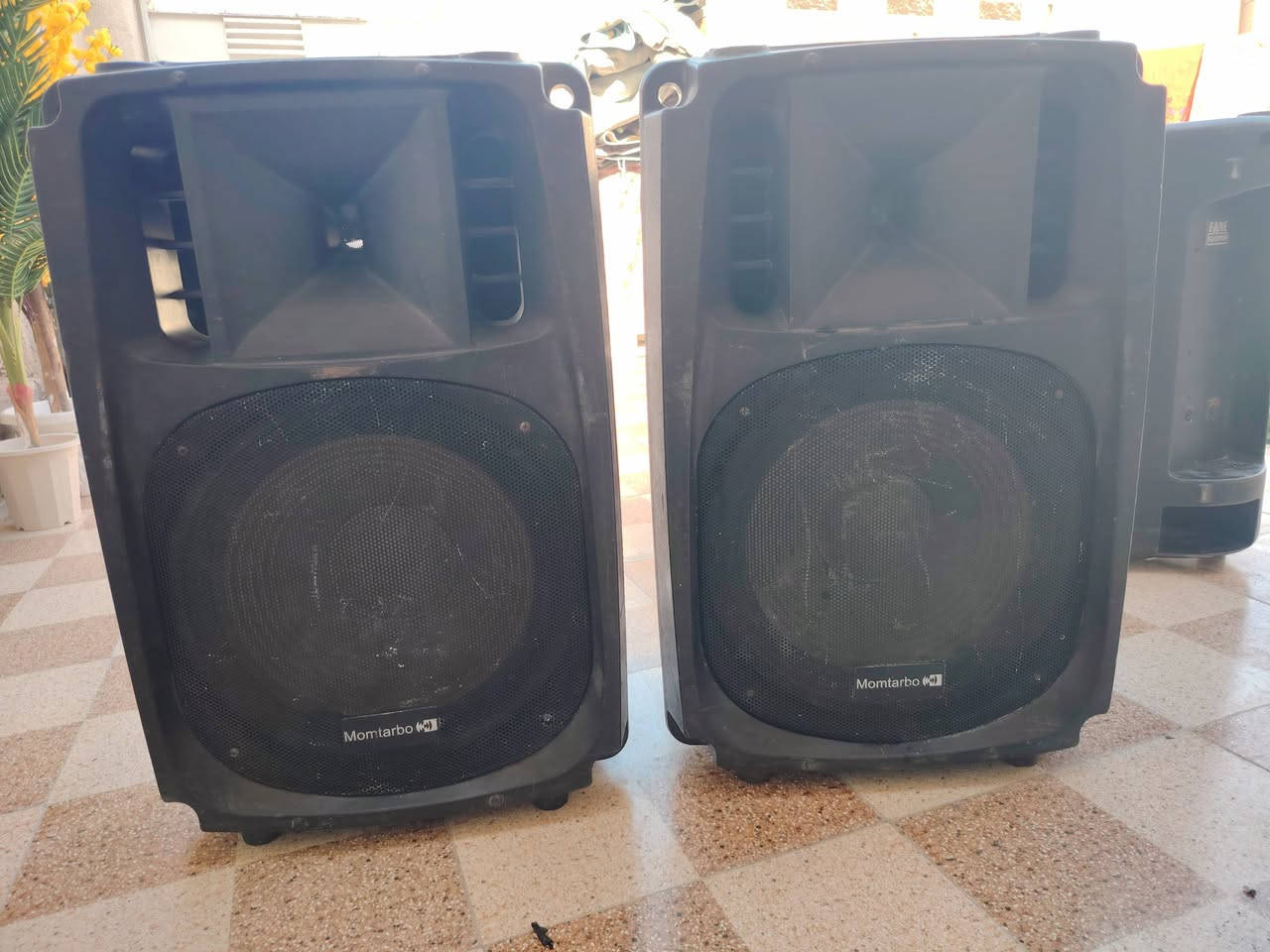 سماعات زوج دبليو 17 البه البيضه الوجبه الاوله مو هذا بسوك صوت ونقاوه تخبل السعر ب300 وبيهن مجال قليل مكاني حله محاويل
***********
