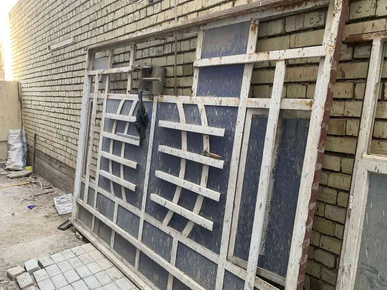 السلام عليك عندي شبابيك  مستعملات القياس مترتين ب مترتين اربعه. ب ثنين وشباك وباب بس بدون باب    ***********
