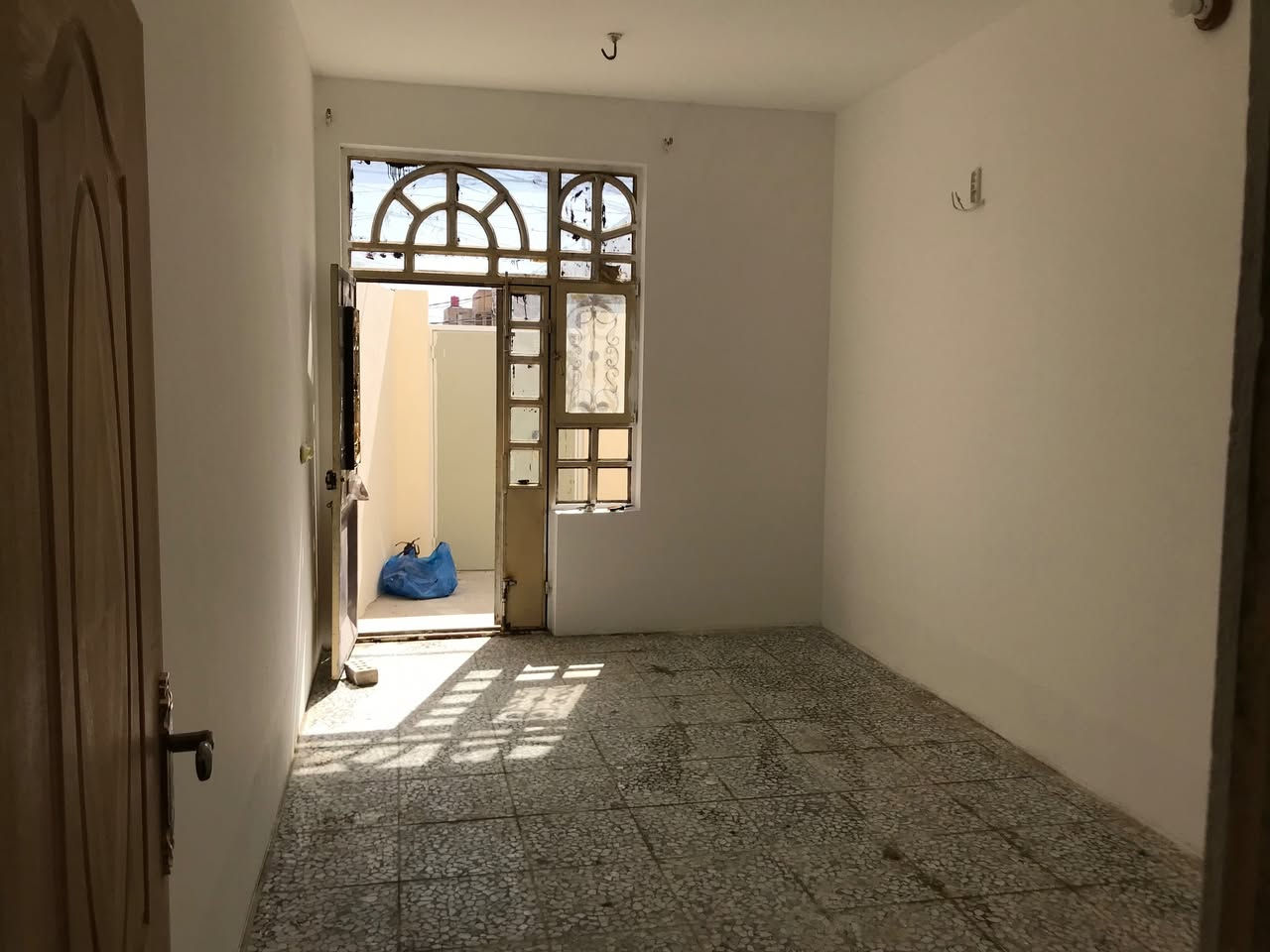 #بيت_للايجار 
✅ العنوان ⬅️ النجف الاشرف/ حي السلام/ قرب مدينة الالعاب
✅ المساحة ⬅️ 100م
✅ التفاصيل ⬅️ طابق واحد/ غرفة نوم/ استقبال/ صالة/ مطبخ حار وبارد/ حمام وتواليت/ خط مولدة شغال/ سخان+خزان ماء+ ماطور ماء 
✅ للاستفسار التواصل على الخاص او على الرقم ☎️
(***********)
